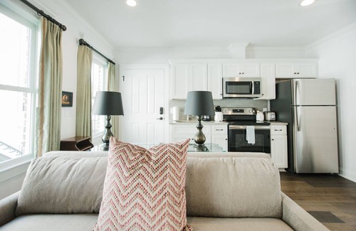 Beach Institute Apartamento | Brillante, de nueva construcción, Carriage House por Lucky Savannah