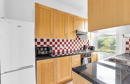 Southfield Apartamento | Bright and Newly Furnished Acton Apartment