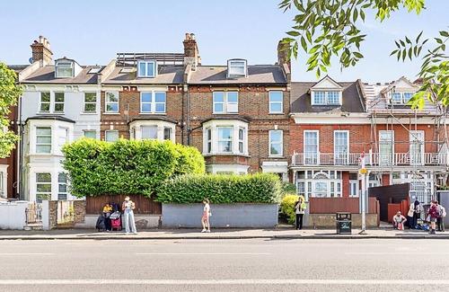 Southfield Apartamento | Bright and Newly Furnished Acton Apartment