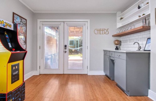 West Riverside Casa | Bright and Open 5-Bedroom w/Patio | Sleeps 10!