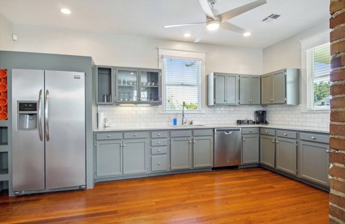 West Riverside Casa | Bright and Open 5 Bedroom with Patio. Sleeps 10!