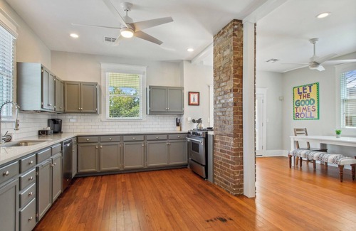 West Riverside Casa | Bright and Open 5 Bedroom with Patio. Sleeps 10!