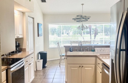 Long Meadow Casa | Hogar brillante y abierto con exposición al sur en Rotonda West. Una escapada tropical!