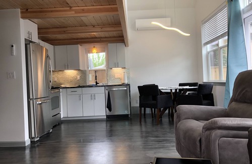 Montavilla Casa | Brillante y abierto moderno noreste Montavilla ADU