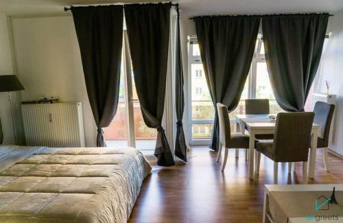Bogenhausen Apartamento | Bright and Quiet Flat with a Balcony