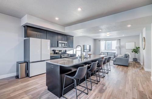American Fork Casa | Bright and Spacious 4 Bed/3.5 Bath Modern Townhome with Garage