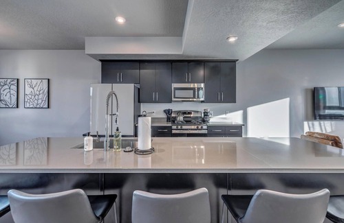 American Fork Casa | Bright and Spacious 4 Bed/3.5 Bath Modern Townhome with Garage