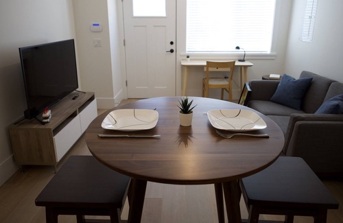 Riley Park Casa | Bright and spacious 1 bedroom suite in the heart of Main