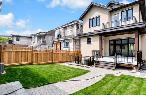Riley Park Casa | Bright and spacious 1 bedroom suite in the heart of Main