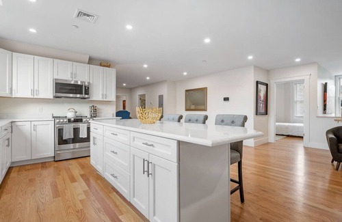Worcester Condominio | Bright and Spacious 2BR/2BATH Condo with Parking