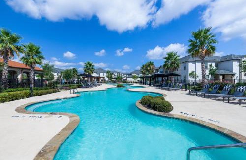 Pflugerville Apartamento | Bright and Spacious Apartments with Gym and Pool Access at Century Stone Hill North in Pflugerville, Austin