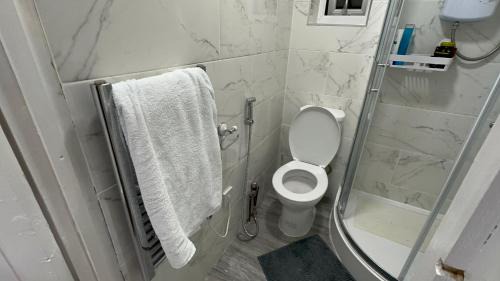 Bow Apartamento | Bright and Spacious Entire One Bedroom Apartment with Living Room and Private Garden