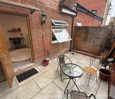 Bow Apartamento | Bright and Spacious Entire One Bedroom Apartment with Living Room and Private Garden