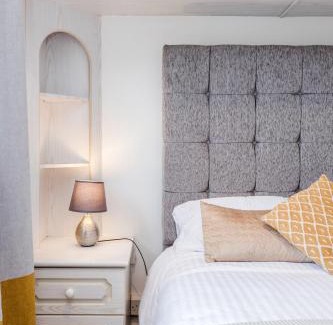 Brentwood Apartamento | Bright and spacious home with free parking and garden