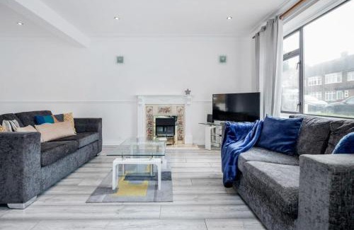 Brentwood Apartamento | Bright and spacious home with free parking and garden