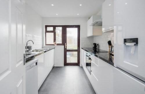 Brentwood Apartamento | Bright and spacious home with free parking and garden