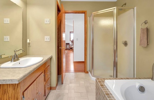 Bottineau Casa | Bright and Spacious Lakefront House