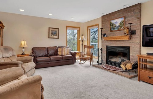 Bottineau Casa | Bright and Spacious Lakefront House