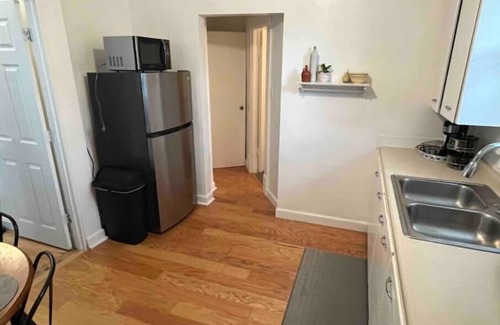 Des Moines Apartamento | Bright and spacious Drake apt.