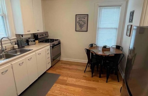 Des Moines Apartamento | Bright and spacious Drake apt.