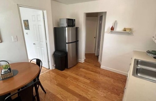 Des Moines Apartamento | Bright and spacious Drake apt.