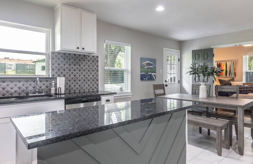 Dallas Casa | Bright and Stylish Home - 10 Min to Downtown!