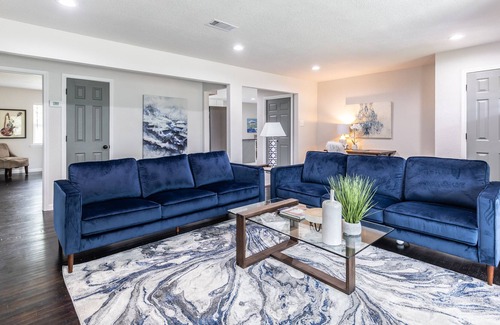 Dallas Casa | Bright and Stylish Home - 10 Min to Downtown!
