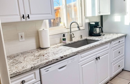 Southside Casa | Bright and Sunny Casa Christina-Pet Friendly-Has A/C