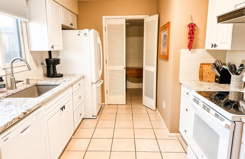 Southside Casa | Bright and Sunny Casa Christina-Pet Friendly-Has A/C