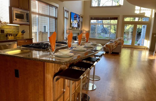 Kirkland Casa | Bright and sunny South Rose Hill home close to downtown Kirkland
