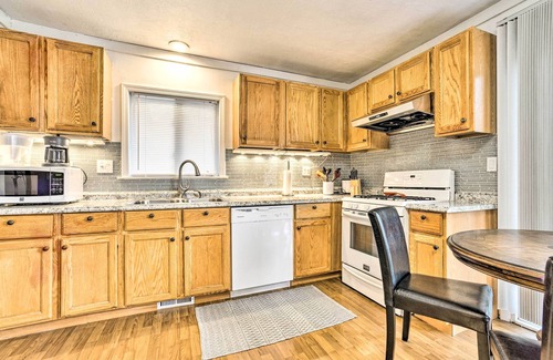 Allen Casa | Bright Ann Arbor Home w/ Yard, 3 Mi to U of M