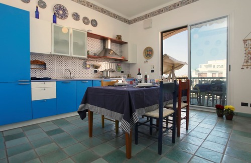 Marina di Ragusa Apartamento | Luminoso apartamento con vistas a la playa y acceso directo al mar.