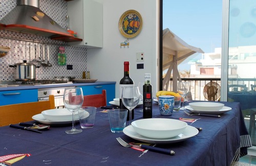 Marina di Ragusa Apartamento | Luminoso apartamento con vistas a la playa y acceso directo al mar.