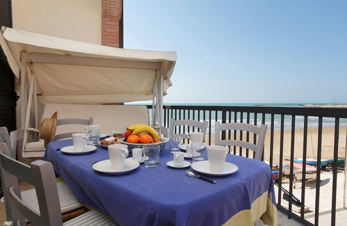 Marina di Ragusa Apartamento | Luminoso apartamento con vistas a la playa y acceso directo al mar.