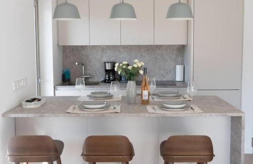 Kaisariani Apartamento | Bright apartment in the New building (FORM F1)