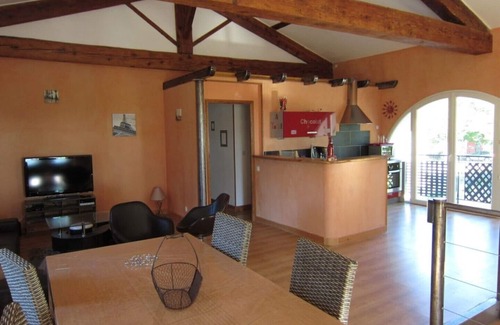 Villalbe Apartamento | Apartamento luminoso, con mucho carácter, terraza privada, piscina, jardín.