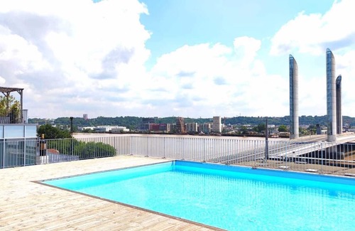 Bassins a Flot Apartamento | Bright apartment with pool in Bordeaux