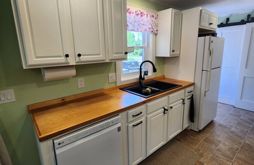 Northport Apartamento | Bright apartment within walking distance of The Village of Northport.