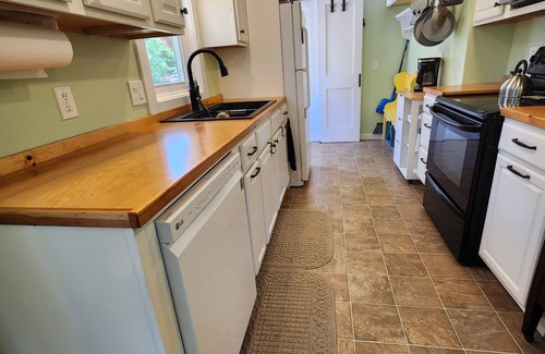 Northport Apartamento | Bright apartment within walking distance of The Village of Northport.