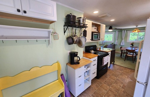 Northport Apartamento | Bright apartment within walking distance of The Village of Northport.