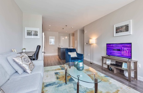 Seaport District Apartamento | Bright Apt Downtown with Gym