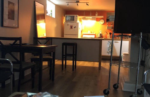Alberta Arts District Apartamento | Bright basement apartment in Alberta Arts District