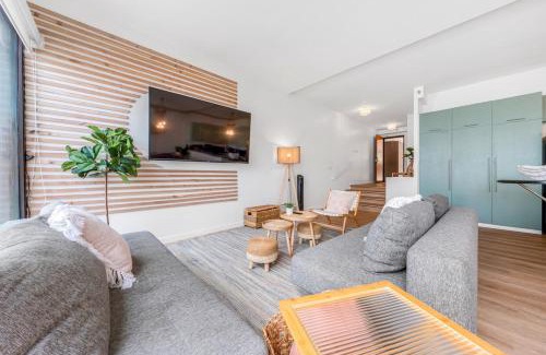 Downtown Honolulu Apartamento | Bright Beach Style Condo Steps to Pool, Hot Tub and Parking