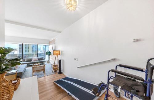 Downtown Honolulu Apartamento | Bright Beach Style Condo Steps to Pool, Hot Tub and Parking