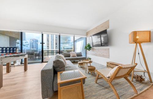 Downtown Honolulu Apartamento | Bright Beach Style Condo Steps to Pool, Hot Tub and Parking