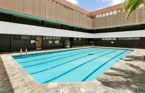 Downtown Honolulu Apartamento | Bright Beach Style Condo Steps to Pool, Hot Tub and Parking