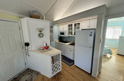 Night Heron Casa | Bright, Beachy Cottage in Sea Pines – Private, Freestanding Home with Porch