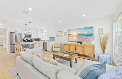Balboa Peninsula Condominio | Bright & Beachy Lower Unit – Steps to Balboa Pier