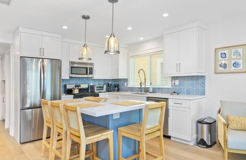 Balboa Peninsula Condominio | Bright & Beachy Lower Unit – Steps to Balboa Pier