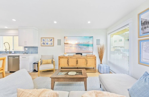 Balboa Peninsula Condominio | Bright & Beachy Lower Unit – Steps to Balboa Pier